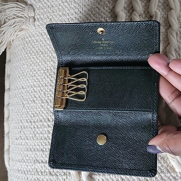 Louis Vuitton Green Taiga Leather 4 Key Holder - Picture 4 of 8